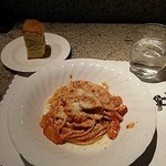 Casa tua Satoh - メインの「ゴロゴロベーコンと玉ねぎのパスタ」です。左上のお皿には自家製パンが乗っています。