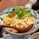 丸亀製麺 - ぶっかけうどん　440円(税込)   ※ぶっかけうどんが1杯、無料サービスで、付いて来ます