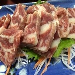 江戸っ子 - 馬刺。にんにく醤油が良く合います。なんともパワフルな一品です！