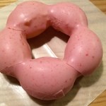 セブンイレブン - もちもちいちごリングドーナツ。なかなかのモッチリ具合です。