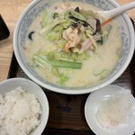 ぎょうざの満洲 - 料理写真:ミルキーチャンポン　　半ライス