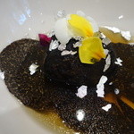 トゥ・ラ・ジョア - トリュフの一皿。黒い塊はユリ根とトリュフと牛肉の団子に竹炭で色を付けたものでした。