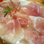 YAICHIRO - 生ハムとサラミの盛り合わせ