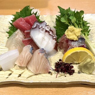 おはし - 料理写真:・本日の刺身盛り合わせ 1人用 1,800円
(キハダマグロ、ヒラメ、カンパチ、水イカ、地ダコ、シマアジ)
・イワシ追加 +700円