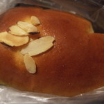国産小麦パン工房 Full Full - クリームパン157円