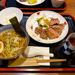 牛たん焼き 仙台辺見 - 料理写真:「上タン焼き定食とハーフラーメン」セットの「牛テールラーメン」