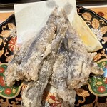 爐端 炎 橫濱店 - 墨魚唐揚
                      ※因為有7尾且份量十足，所以分給左邊的女子聚會一些。