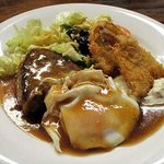 Tomichan - 日替り昼定食　ハンバーグ（エッグ添え）と魚フライの盛り合わせ　６８０円