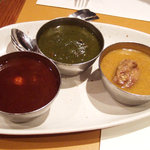 デリー - お好み3種カレー(1470円)　今回は3月のラムカレー(ココナッツ風味)、カシミールカレー、サグカレー