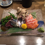 立呑み 魚椿 - 刺身三種盛り(カツオ、イワシ、サーモン)