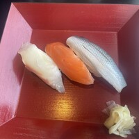 一舞庵 - 最初のお寿司3貫、友達は青魚ダメなので鯛に変えていただきました。私もあまり得意じゃないけどコハダ、食べれました(,,꒪꒫꒪,,)
