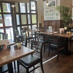 めし屋 - 店内テーブル席