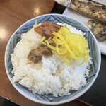 めし屋 - 卓上の塩辛た酒盗、たくわんを乗せる