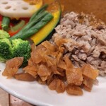 モジャカレー - 福神漬けはカウンターにあるのでセルフで取りました。