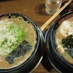 無鉄砲  大阪店 - ラーメンの上に油が・・超濃厚そうです。