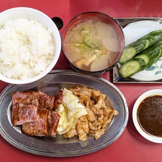 ドライブイン富士 - 料理写真:牛バラ 1,050円 , ホルモン 550円 , ライス(中) 400円 , 味噌汁 400円 , 漬物 400円