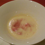ビストロ ブルゴーニュ - 紅白大根のポタージュ　赤いスープが出て来る鮮やかさ