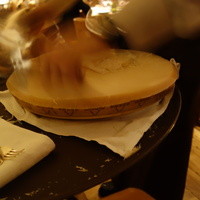 Osteria UVA RARA 横浜 - チーズを豪快に削って