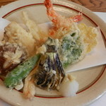 重よし - 揚物定食に付く天ぷらの盛り合わせ