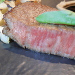 ビストロ ブルゴーニュ - 葉山牛腿肉の断面