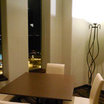 ビストロ ブルゴーニュ - 窓際の客席