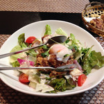 Taikozushi - 鳥の唐揚げと温玉のせサラダ
      