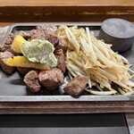 肉最強伝説 - 料理写真:暫く待つと注文したニューヨークサイコロステーキの１５０g１７４４円の出来上がりです。