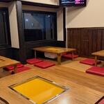 とり焼肉 悠和 - お座敷、掘りごたつではないですが、最大１６名様まで座れます！