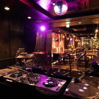 節目の企業宴会や結婚式二次会もOK◎プロジェクターや音響、DJ機器なども充実