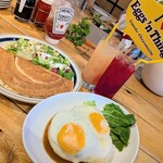エッグスンシングス  - パンドイッチ(カルアポーク＆チーズ)1,243円、ロコ•モコ 1,518円✨️モーニングメニューはドリンク付きが嬉しいかぎり。グァバジュースとクランベリージュースをセレクトです。