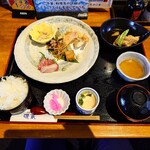 磯蔵 - 料理写真:紙のメニューを拝見し、一番人気の
◯海鮮丼定食　1,380円
頼むのが順当かと思ったけれど
一番お安いランチはどうなんだろう？と興味が湧き

●お魚屋さんのランチ　1,100円

を注文してみた