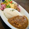 楽園の果実 - カレーのプレート。鮮やかなサラダにベイクドパイナップルがインパクトあります。