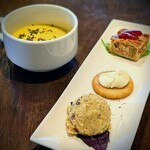 楽園の果実 - カレーには前菜・スープが付いていて、2,100円。実ははじめ、お値段が張るなぁとの印象でしたが、大満足でした。