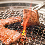 焼肉 山河 - 料理写真:焼いている様子