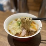 中華そば 麺壁九年 - 麺は若干平打ちっぽい中細麺ですね。全粒粉っぽい星が見えるから、多分全粒粉っぽいっす！違ってたらメンゴ