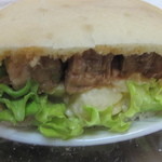 オレンジベーカリー - ピタパンに角煮が入っています