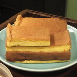 うを徳 - カウンターで見た厚焼き玉子切り分け前