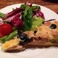 シャンパン食堂 - ツナとオリーブのキッシュ