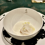 SALONE 2007 - 旬の蕪、その下にはマリネされあヤリイカが隠れんぼ(◍︎´꒳`◍︎)フレッシュな槍イカとフロマージュブランでワインが進む一品です。