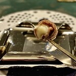 SALONE 2007 - 串に刺さったサーロインを一口で♬.*ﾟマッシュされた白トリュフ香るメークインを巻いていて、甘いお肉の旨味とお芋のマリアージュが素敵なスペシャリテです。