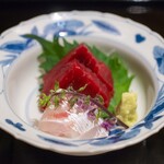 八寸 - 2026.3 お造り（鮪赤身、淡路産真鯛、本わさび、穂紫蘇、大葉、大根ツマ）