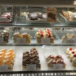 広島白十字 - ケーキショーケース真ん中