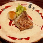 炎水 - 徳島産の白甘鯛の炭火焼きです。付け添えは三浦の金春キャベツ