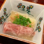 炎水 - 白アスパラを包んだ黒毛和牛のサーロインのシャブシャブ。煎り胡麻と胡椒と白アスパラ出汁の餡が全体をまとめます