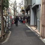 うどん 丸香 - 1）神保町のＡ５出口を出て左に曲がり、真っ直ぐ進んでマクドナルドのある角を左に曲がると、そこには何だか行列が…