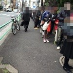 うどん 丸香 - 2）えっ！？店の前だけじゃないの？何だか奥の方まで続いてる…