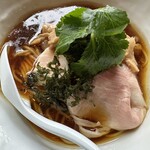 右近 - セットのラーメンにもレアチャーシュー、焼豚などたっぷり。