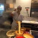 MARUGAME SEIMEN - 前のお客さんも釜揚げ三昧うどんなんだな。