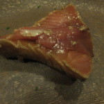 うを徳 - 大間めじまぐろ藁焼き。ニンニクも効いて食べ応えあり