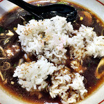 らぁ麺 鯛あたり - 「鯛しょうゆ・チャーシュー（大盛）」のスープに ご飯投入！
